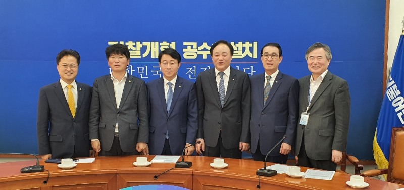 임준택 수협중앙회장(사진 좌측에서 네번째)이 5일 조정식 더불어민주당 정책위원회 의장(사진 좌측에서 세번째), 김정우 기획재정위원회 간사(사진 좌측에서 첫번째), 박완주 농림축산식품해양수산위원회 간사(사진 좌측에서 두번째)를 만나 농어업간 세제불균형 해소를 호소했다.(사진= 수협중앙회)