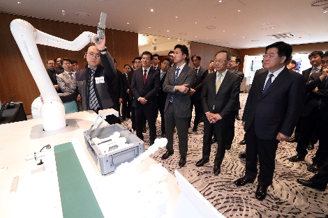 KT-현대중공업 '5G 기반 사업협력 성과 발표회'에서 양사 참석 임원들이 AI 음성인식 협동로봇 시연을 보고 있다. 사진=KT