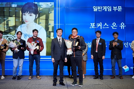 VR 게임 포커스온유 관계자들이 이달의 게임상 수상식에서 기념촬영하고 있는 모습. 사진=스마일게이트