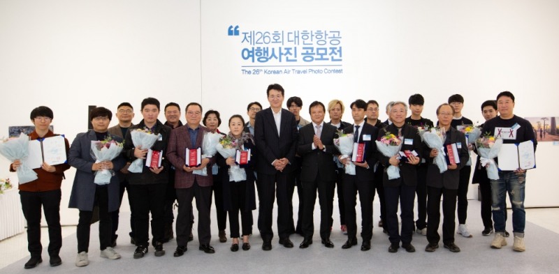 시상식에 참석한 조원태 한진그룹 회장(앞줄 왼쪽에서 여섯번째)과 수상자들이 함께 기념 촬영을 하고 있는 모습.(사진=대한항공)