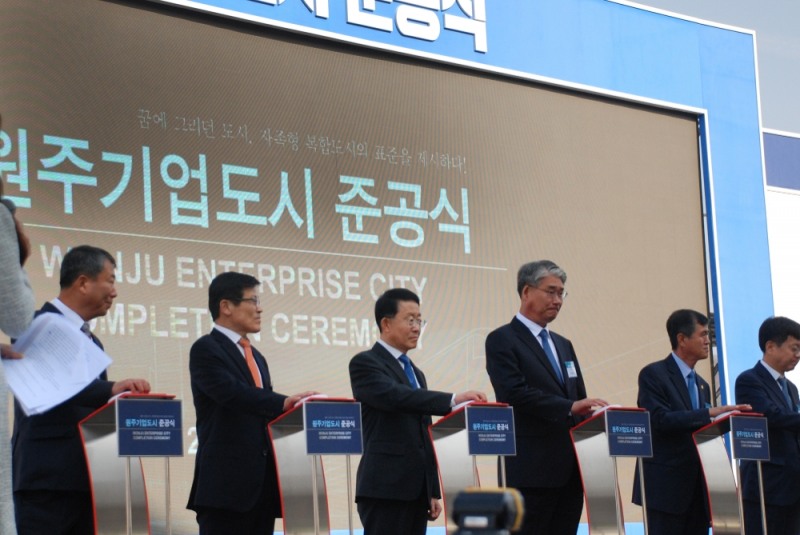 롯데건설 하석주 대표이사(좌측에서 세 번째)가 원주기업도시 준공식 퍼포먼스를 하고 있다.(사진=롯데건설)