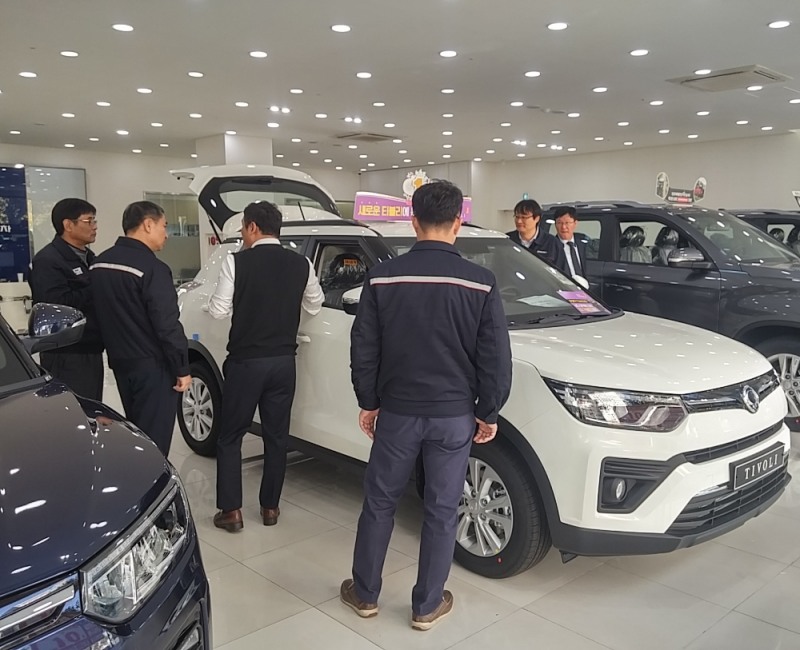 쌍용자동차 품질 혁신 노사 공동 TFT 관계자들이 지난 7일 쌍용자동차 부천소사대리점을 방문해 차량을 둘러보며 판매 현황을 듣고 있다.(사진=쌍용자동차)