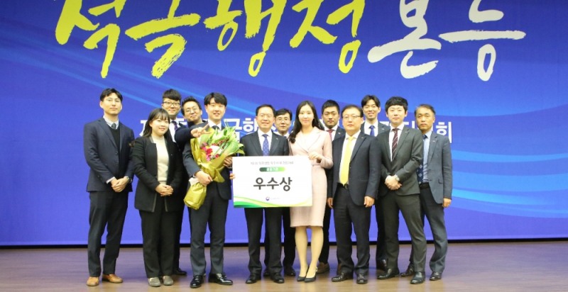 지난 7일 인사혁신처에서 주관하는 ‘제4회 적극행정 우수사례 경진대회’에서 오원택 자산관리본부장(앞줄 왼쪽에서 4번째)과 HUG 직원들이 우수상(국무총리상)을 수상하고 기념사진을 촬영하고 있다.(사진=HUG)