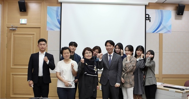 그림자배심원들이 유정우 공보판사와 기념촬영.(사진제공=울산지방법원)