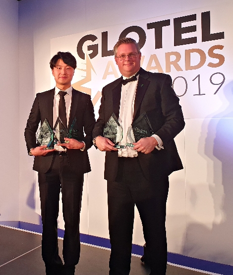 SK텔레콤은 7일(현지 시간) 영국 런던에서 열린 '글로벌 텔레콤 어워드(Global Telecom Awards)'에서 '5G 상용화(5G Implementation Excellence), '최고 통신사(Best Operator)' 부문 등 3개 부문을 수상했다고 8일 밝혔다. 사진은 시상식에 참석한 SK텔레콤 매니저가 수상하고 있는 모습. 사진=SK텔레콤