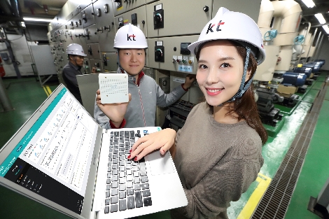 KT 직원(왼쪽)과 KT 모델이 서초구 우면동 KT 융합기술원에서 ‘기가 에너지 매니저(GiGA energy manager) 빌딩’ 시범서비스를 소개하고 있다. 사진=KT