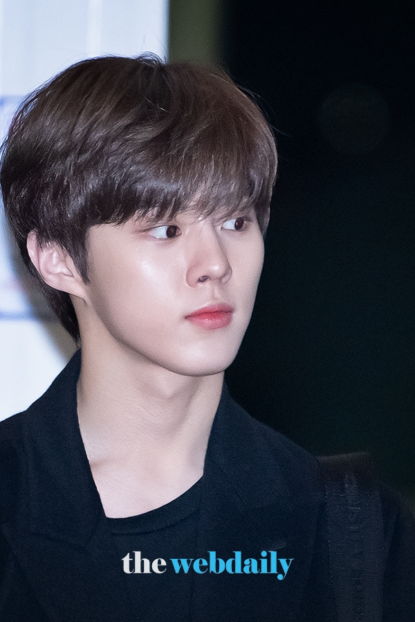 X1(엑스원) 김우석, 인천국제공항 출국 현장