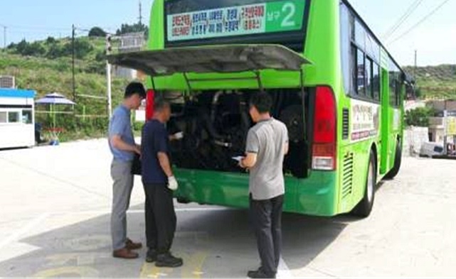 2019년도 하반기 마을버스 안전관리 점검을 하고 있다.(사진제공=부산시)
