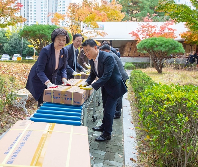 과학탐구영역문제지 이동을 돕는 노옥희 교육감(사진왼쪽).(사진제공=울산교육청)