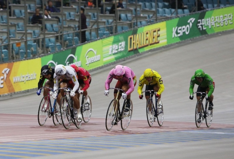 경륜 선수들의 경기 모습. (사진=국민체육진흥공단)