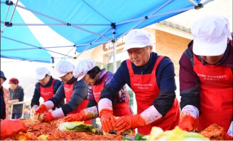 한국무역보험공사(K-SURE)는 12일 ‘1사1촌’ 자매결연마을인 경기도 파주시 객현2리에서 ‘사랑의 김장’ 행사를 개최했다. 사진=무보