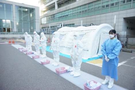 건국대병원은 지난 8일 응급의료센터 앞에서 유행성 감염병 대응 훈련을 실시했다. 사진=건국대병원