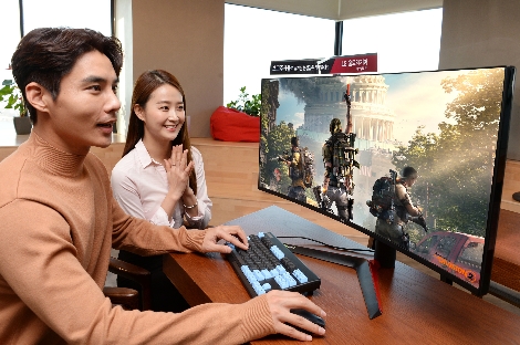 모델들이 'LG 울트라기어' 게이밍 모니터 신제품(모델명 38GL950G)으로 게임을 즐기고 있다. 사진=LG전자