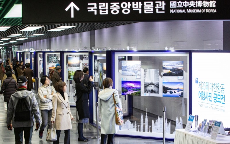 사진은 일반 시민들이 전시된 작품사진을 둘러보고 있는 모습.(사진=대한항공)