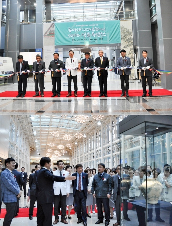 참석자들이 석당박물관 소장품을 전시 개막식을 갖고 소장품 설명을 듣고 있다.(사진제공=동아대병원)