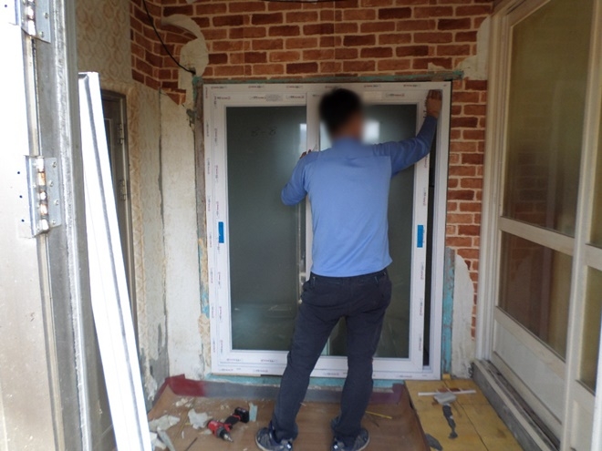 특기를 가진 사회봉사대상자가 주거환경개선 작업을 하고 있다.(사진제공=안동준법지원센터)