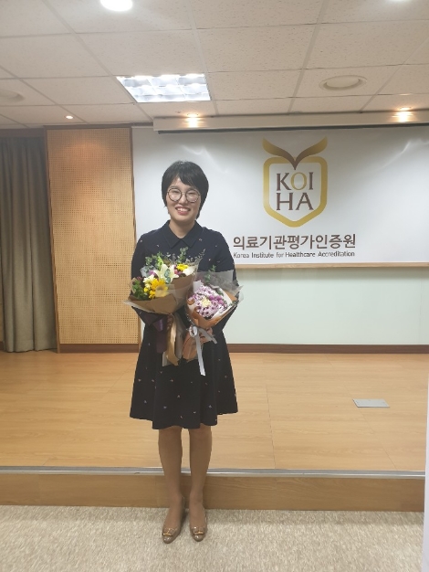 건국대병원 적정진료팀 김윤숙 파트장이 지난 28일 의료기관평가인증원 개원 9주년 기념식에서 보건복지부장관 표창을 받았다. 사진=건국대병원