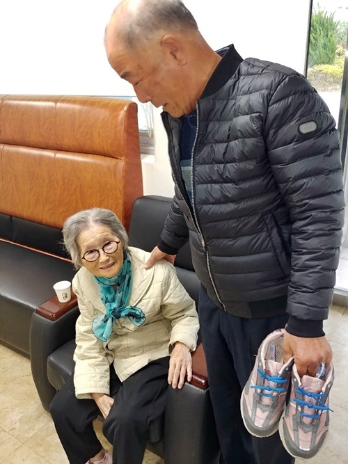 백지은 경장의 도움으로 조카를 만나게 된 일본서 온 97세 할머니.(사진제공=부산경찰청)