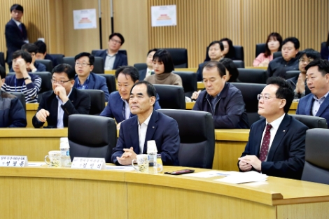 공사는 14일 본사에서 열린 균형발전전략과연계한 농어촌상생협력추진방안에서 혁신도시농어촌상생협력사업모델을 제안한 가운데 김인식 사장이 앞어열린 특강을 집중해서 듣고 있다. 사진=농어촌공사
