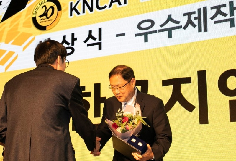 지엠테크니컬센터코리아 차량안전개발본부 김동석 전무가 대표로 수상을 하고 있는 모습.(사진=한국지엠)