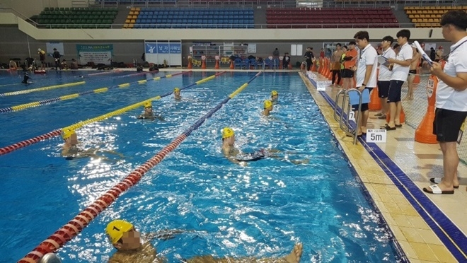 수상구조사 자격시험 모습.(사진제공=남해지방해양경찰청)