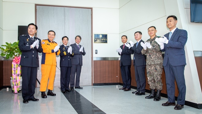 신용욱 경호처 차장, 김창룡 부산경찰청장, 변수남 부산소방청장, 김홍희 남해해경청장, 여운태 53사단장 등이 경호안전통제단 개소 현판식을 갖고 기념촬영.(사진제공=부산경찰청)