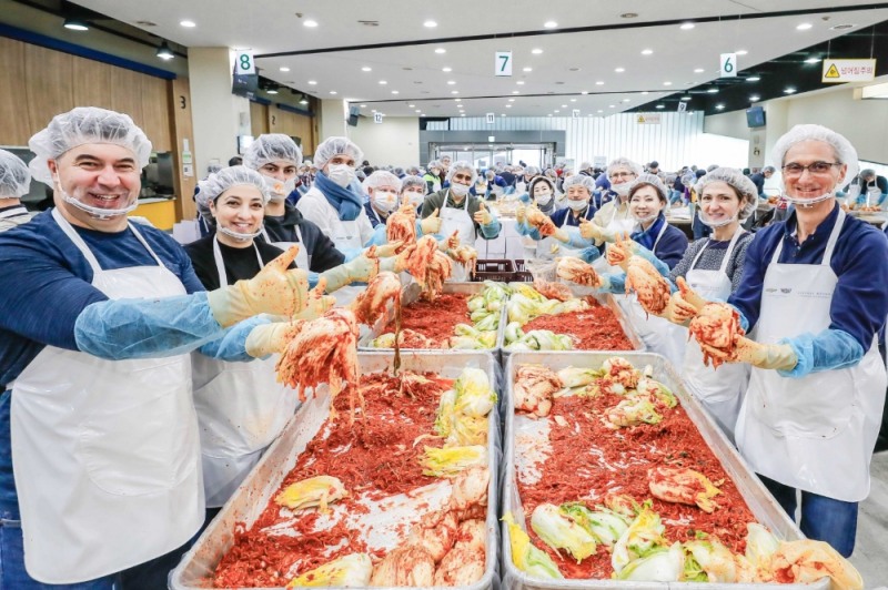 한국지엠 카허카젬 사장과 임직원 및 봉사자들이 김장을 담그고 있는 모습.(사진=한국지엠)