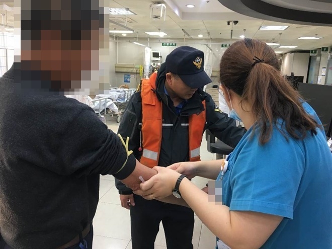 음주운항 선장을 상대로 체혈을 하고 있다.(사진제공=부산해양경찰서)