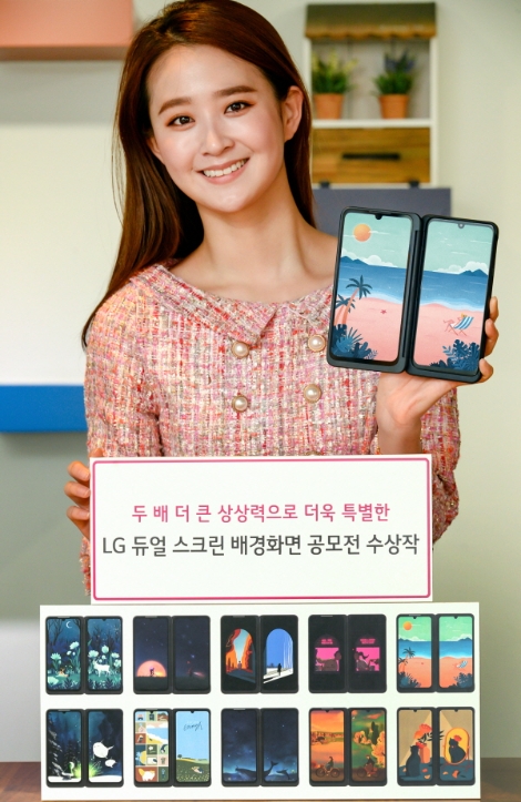 모델이 LG 듀얼 스크린과 수상작을 소개하고 있다. 사진=LG전자