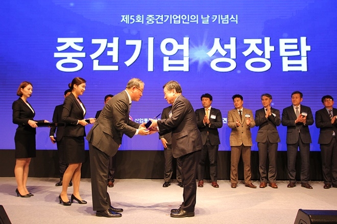 11월 19일 오후 서울 중구 롯데호텔에서 열린 ‘제5회 중견기업인의 날’ 행사에서 법무법인(유한) 바른 박철 대표변호사(오른쪽)가 ‘중견기업 성장탑’ 상패를 받고 있다.(사진제공=법무법인 바른)