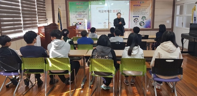 김경모 소장이 남하초등학교 학생들을 상대로 강의를 하고 있다.(사진제공=거창준법지원센터)