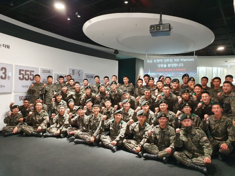롯데는 20일 육군 최정예 전투원 ‘300워리어(Warriors)’를 잠실 롯데월드타워로 초청해 문화 예술 체험을 지원했다. (사진=롯데) 