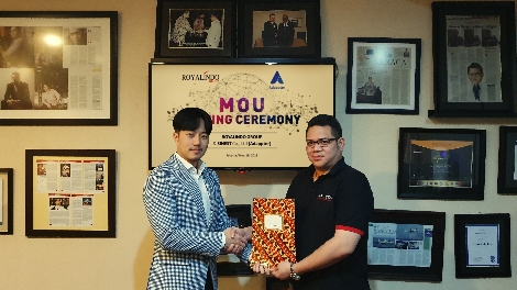 MOU 체결 중인 어댑터 신경태 대표(우), 로얄인도그룹 Reza Abdullah CEO(좌). 사진=어댑터