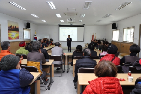 서부발전은 20일 충남 태안군 이원면 만대마을에서 마을주민들과 회사 직원 등을 대상으로 '갈등관리 역량강화 교육'을 시행했다. 사진-서부발전