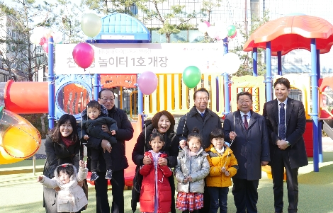 20일 서울 강서구 달빛어린이공원에서 왼쪽부터 LG유플러스 스마트홈 정혜윤 상무, 서울시의회 장상기 의원, 더불어민주당 한정애 의원, 노현송 강서구청장, 강서구의회 김병진 의장, 테라사이클 코리아 이지훈 총괄이 참석한 가운데 업사이클링 캠페인으로 완성된 친환경 놀이터 개소식 후 기념촬영을 진행하는 모습. 사진=LG유플러스