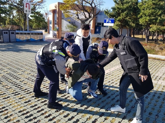 전자발찌 훼손 후 도주한 상황을 가정해 모의훈련을 하고 있다.(사진제공=부산서부준법지원센터)