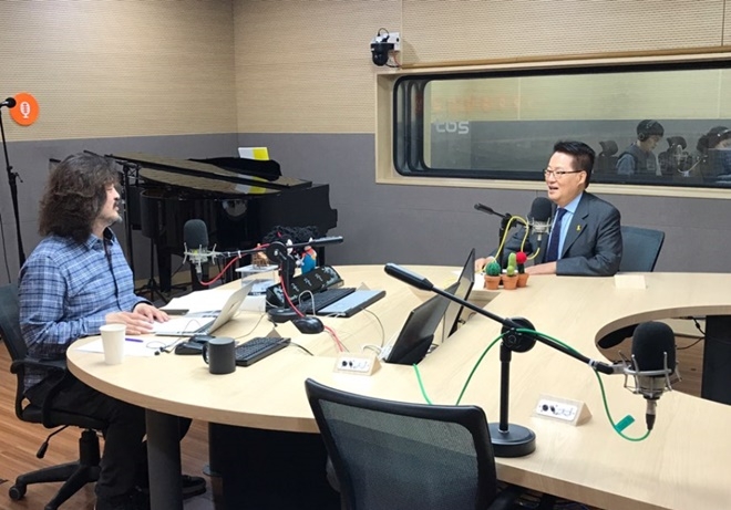 '김어준의 뉴스공장, 정치9단주' 코녀에 고정출연하고 해 대담을 하고 있는 박지원 의원.(사진=박지원트위터)