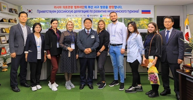 공한수 구청장(사진왼쪽 다섯번째)이 서구를 방문한 팸투어단과 기념촬영.(사진제공=부산서구)