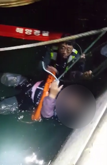 해경이 익수자를 구조하고 있다.(제공=부산해양경찰서)