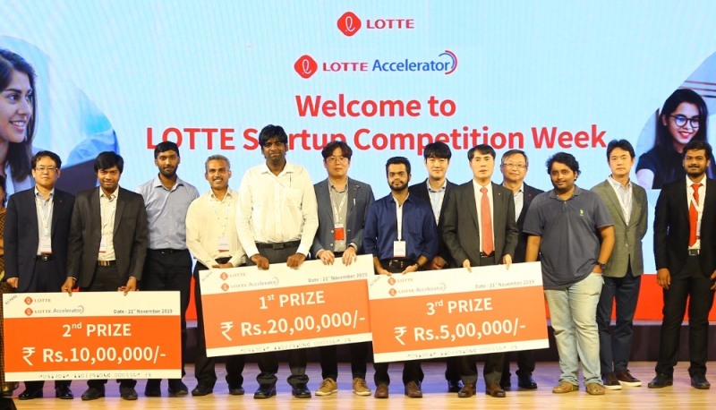 롯데는 지난 21일(현지시간), 인도공과대학 리서치파크 컨퍼런스홀에서 '제1회 롯데 스타트업 경진대회'를 진행했다. 최종 선발된 3개 스타트업에는 총상금 약 5700만원이 수여됐다. 이진성 롯데액셀러레이터 대표이사(오른쪽에서 다섯번째)가 수상자들과 함께 기념사진을 촬영하는 모습. (사진=롯데)