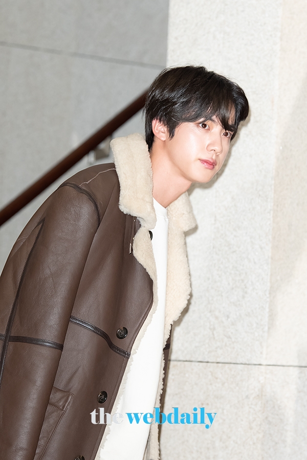 방탄소년단(BTS) 진, 김포국제공항 전용기 청사 입국 현장 (사진:최수영기자)