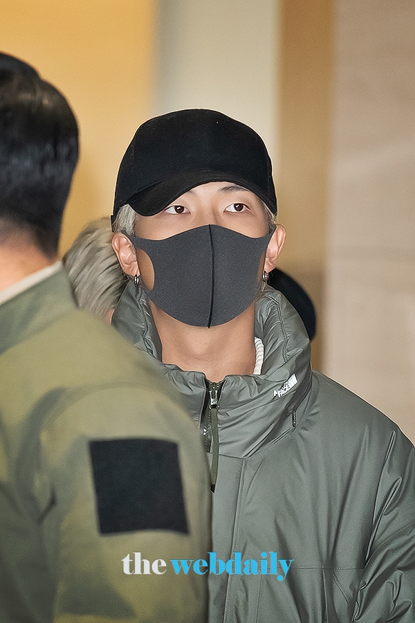 방탄소년단(BTS) RM, 김포국제공항 전용기 청사 입국 현장 (사진:최수영기자)