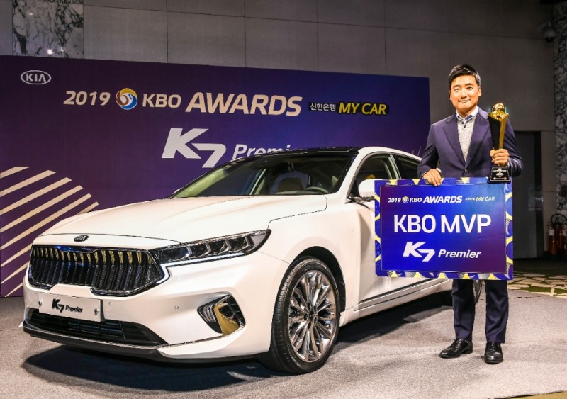 ‘2019 신한은행 MY CAR KBO 시상식’에서 MVP를 차지한 두산 베어스 린드블럼 선수를 대신해 두산 베어스 정재훈 코치가 대리 수상을 한 뒤 기념 촬영을 하는 모습.(사진=기아자동차)