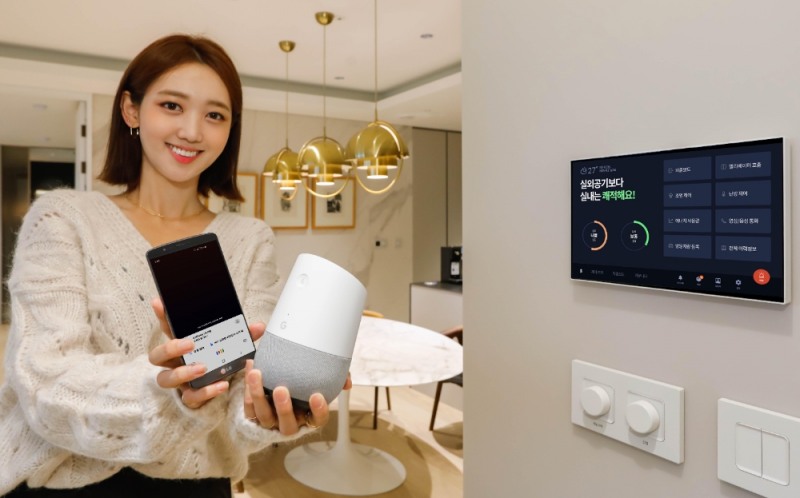 모델들이 구글 어시스턴트가 설치된 스마트폰과 구글 홈 스피커를 통해 스마트 홈 기능을 구동하고 있다.(사진=대림산업)