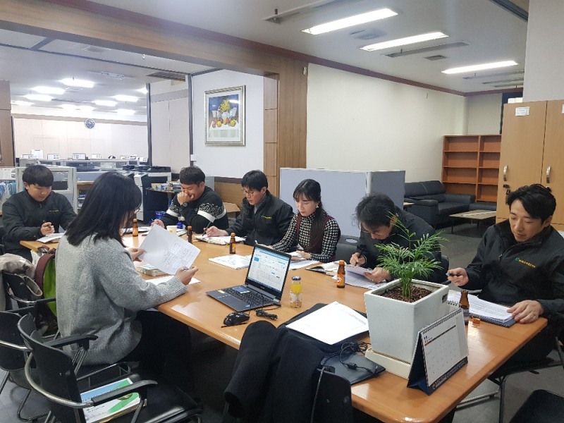 한국시설안전공단(이사장 박영수) 시설관리본부 시설정보관리실은 지난 21일 경남 창원시 소재의 2개 기관(유한회사삼정씨엔디, ㈜성신구조이엔지)을 찾아 사회 공헌 활동을 실시했다.(사진=한국시설안전공단)