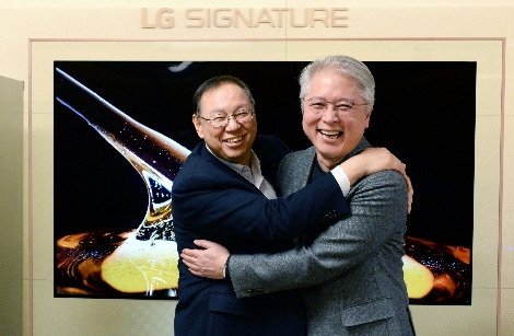 LG전자 조성진 부회장이 28일 오후 서울 여의도 트윈타워 집무실에서 LG전자 새 CEO에 선임된 권봉석 사장을 만나 축하 인사를 건네고 있다. 사진=LG전자