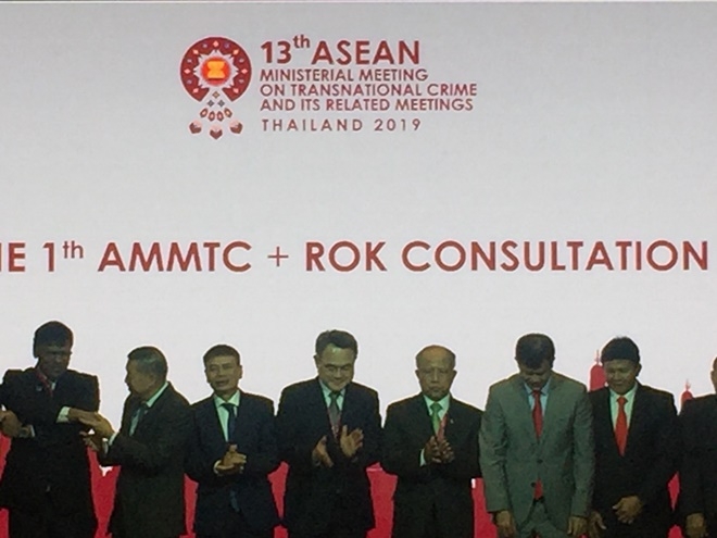 황철규 법무연수원 국제형사센터 소장(국제검사협회 회장, 왼쪽 네 번째)이 28일 태국 방콕에서 개최된 제1회 한-아세안(ASEAN) 초국가범죄 장관급회담에서 관계자들과 기념촬영을 하고 있다.(사진제공=법무부)