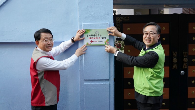 롯데건설 하석주 대표이사(왼쪽)와 유성훈 금천구청장(오른쪽)이 기념촬영을 하고 있다.(사진=롯데건설)