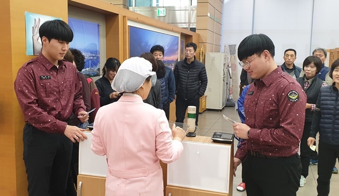 전자태그 기능이 내장된 사회복무요원증으로 직원식당을 이용하고 있다.(사진제공=울산시)