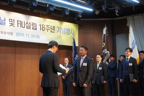 페퍼저축은행 장매튜 대표가 수상하고 있는 모습. 사진=페퍼저축은행